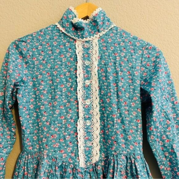 Handmade Prairie Pioneer Dress & Bonnet - Picture 5 of 15